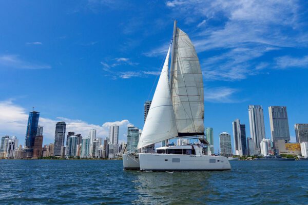 Xem 3 Lagoon 400 catamaran with paddleboards on deck