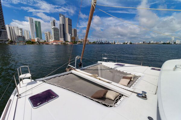 Xem 3 catamaran approaching Playa Blanca in Cartagena
