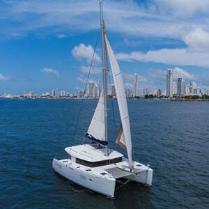 Xem 3 catamaran Lagoon 400 sailing in Cartagena Bay