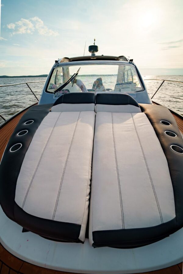 35ft yacht Ambar surrounded by calm waters and sunshine