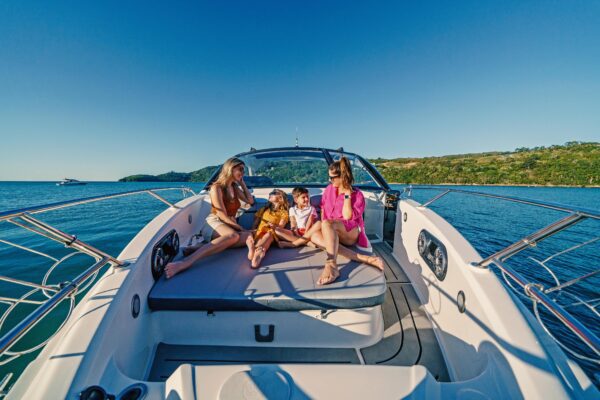 Guests dining on a yacht in Cartagena Bay