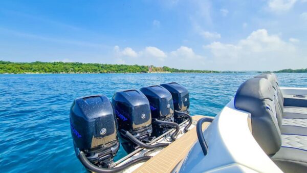 Mini yacht with 4 engines anchored by the Rosario Islands.