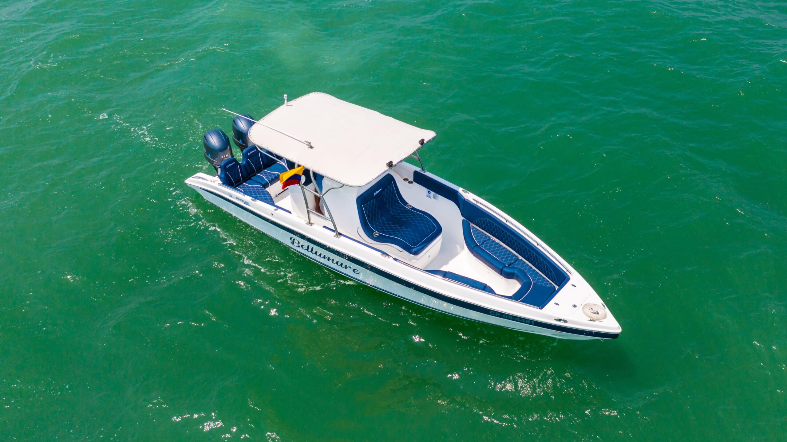 29 ft speed boat with captain in Cartagena bay before departure