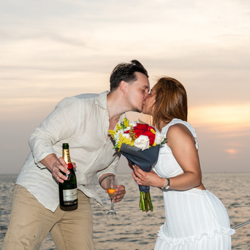 Couple celebrating with champagne on a romantic Cartagena boat tour