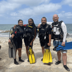 Huéspedes caminando en la playa durante un tour a Isla Barú desde Cartagena