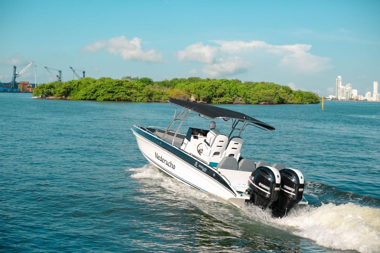 29 foot speed boat arriving at Rosario Islands from Cartagena