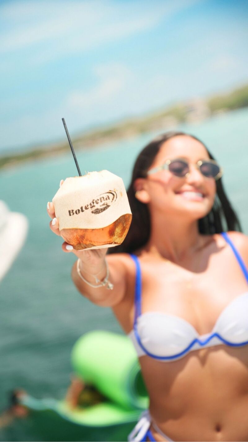 Image for the Tweet beginning: Coconut in hand, ocean all