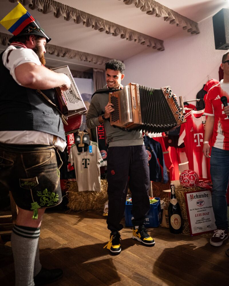 Image for the Tweet beginning: 📸 Luis Díaz embracing the