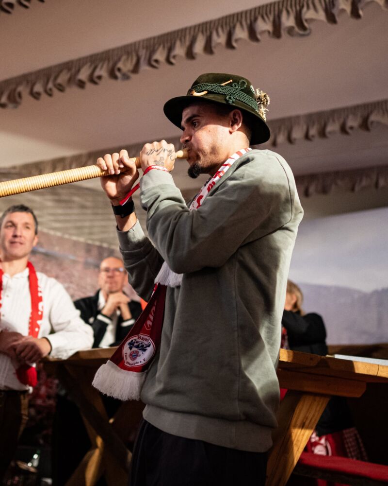 Image for the Tweet beginning: 📸 Luis Díaz embracing the