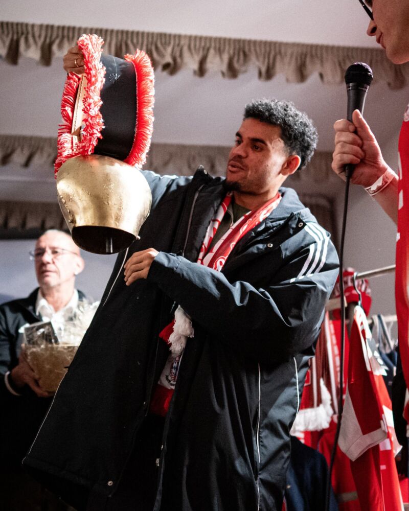 Image for the Tweet beginning: 📸 Luis Díaz embracing the