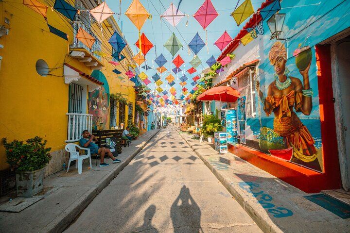 Image for the Tweet beginning: History lovers 🤍
Walk the 🌈colorful🌈